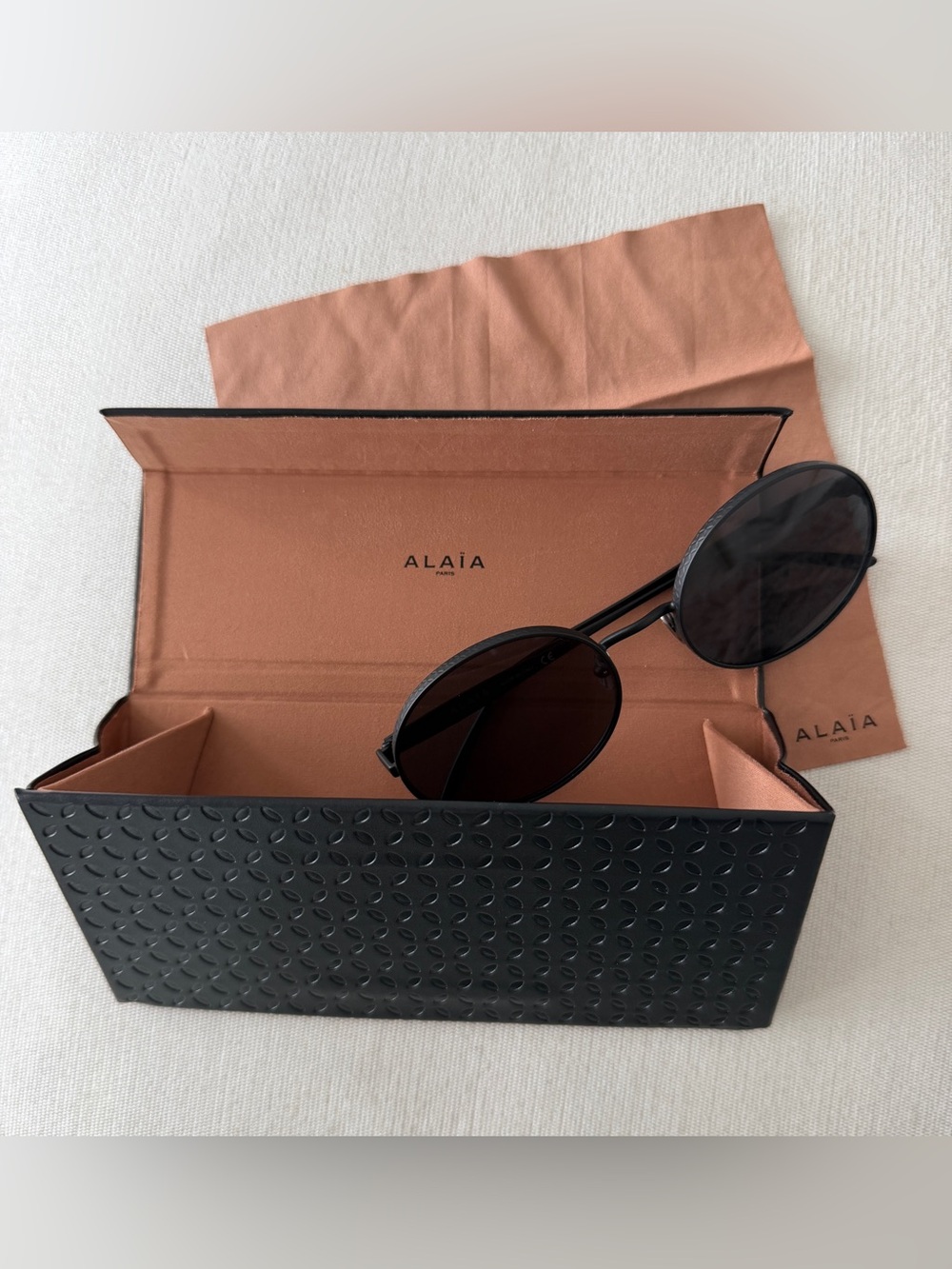 ALAÏA AA0016S 001 Oval Black Metal Sunglasses 57-20-140 + Case & Cloth